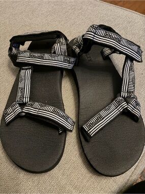Black & White Strappy Women's Sandals - Muboliy